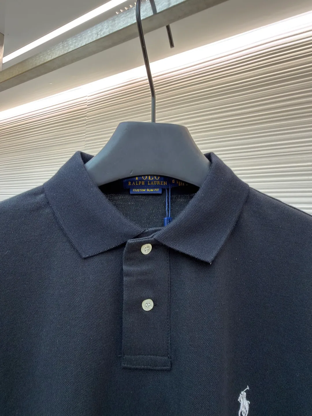 Ralph Lauren embroidered logo Polo shirt ●Original version: Purchased and developed at 1590 ●Item number: 1682564-A15 ●Material: pure cotton pique fabric ●Technology: embroidery production ●Color: black ●Version: fitted version ●Weight: about 285 grams ●Size: S-M-L-XL ●Description: Customized pure cotton sateen pique, tight and delicate, comfortable and next to the skin, elegantly presented with a touch of deep black The iconic white pony embroidery is like a smart musical note dancing on the black canvas. It is simple but highly recognizable. It is a versatile artifact in the wardrobe. It has a very simple shape and contains the soul of fashion. It adopts imported machine embroidery technology. It uses advanced computer control systems and precision mechanical parts to realize the iconic pony embroidery operation with high precision. The lines are smooth and delicate, and the fabrics have been washed. It has a better hand feel and texture. It is not easy to deform, not easy to shrink, not easy to fade, and maintains long-term beauty. The overall wiring is straight and delicate, the fabric is comfortable and soft, and the color is consistent without color difference. It can be matched with the same style to create a fashionable look and control various occasions. Customized accessories, complete with three standards, same style for men and women!